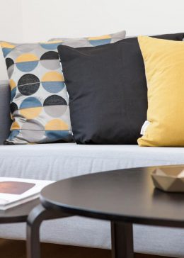 Poduszki w mieszkaniu – jak dobrać stylowy i wygodny dodatek