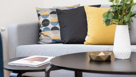 Poduszki w mieszkaniu – jak dobrać stylowy i wygodny dodatek